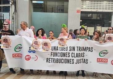 Funcionarios de Justicia protestan ante la Subdelegación del Gobierno de Huelva ataviados de rocieros