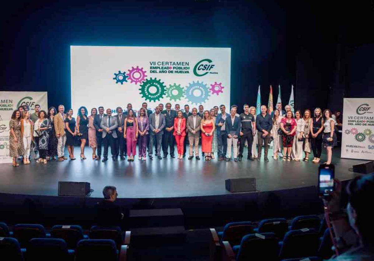 Premiados y autoridades al final de la gala