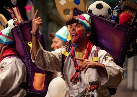 Imagen secundaria 1 - Crónica de la primera sesión de preliminares del Carnaval Colombino: Rebeldía de fichas, bufones, niños y poetas sin filtro ni paracaídas