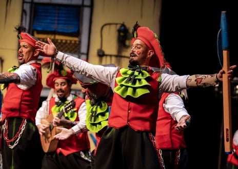 Imagen secundaria 1 - Crónica de la primera sesión de preliminares del Carnaval Colombino: Rebeldía de fichas, bufones, niños y poetas sin filtro ni paracaídas