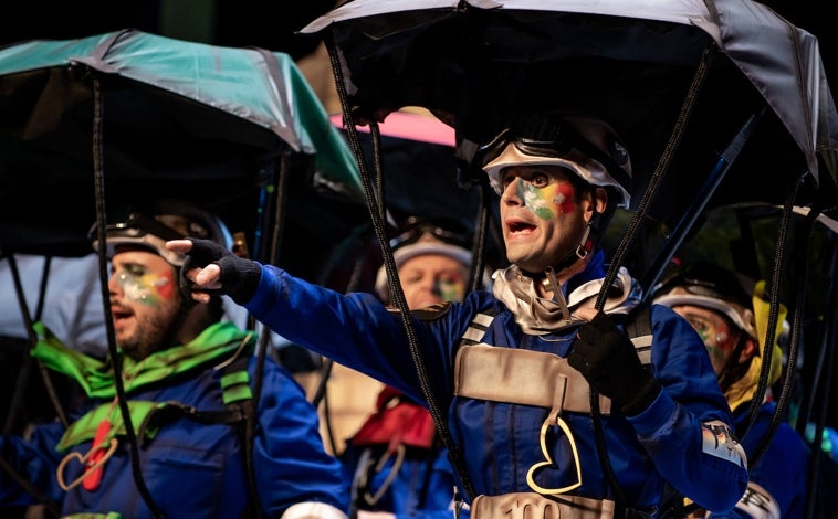 Imagen principal - Crónica de la primera sesión de preliminares del Carnaval Colombino: Rebeldía de fichas, bufones, niños y poetas sin filtro ni paracaídas