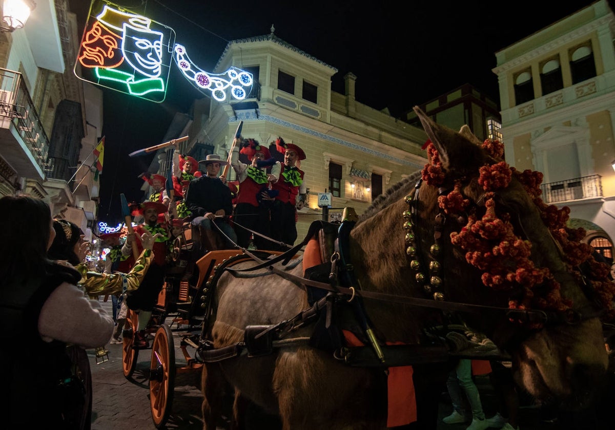 Los componentes de la murga 'Los Lope de Pega' llegan en coche de caballos al Gran Teatro'