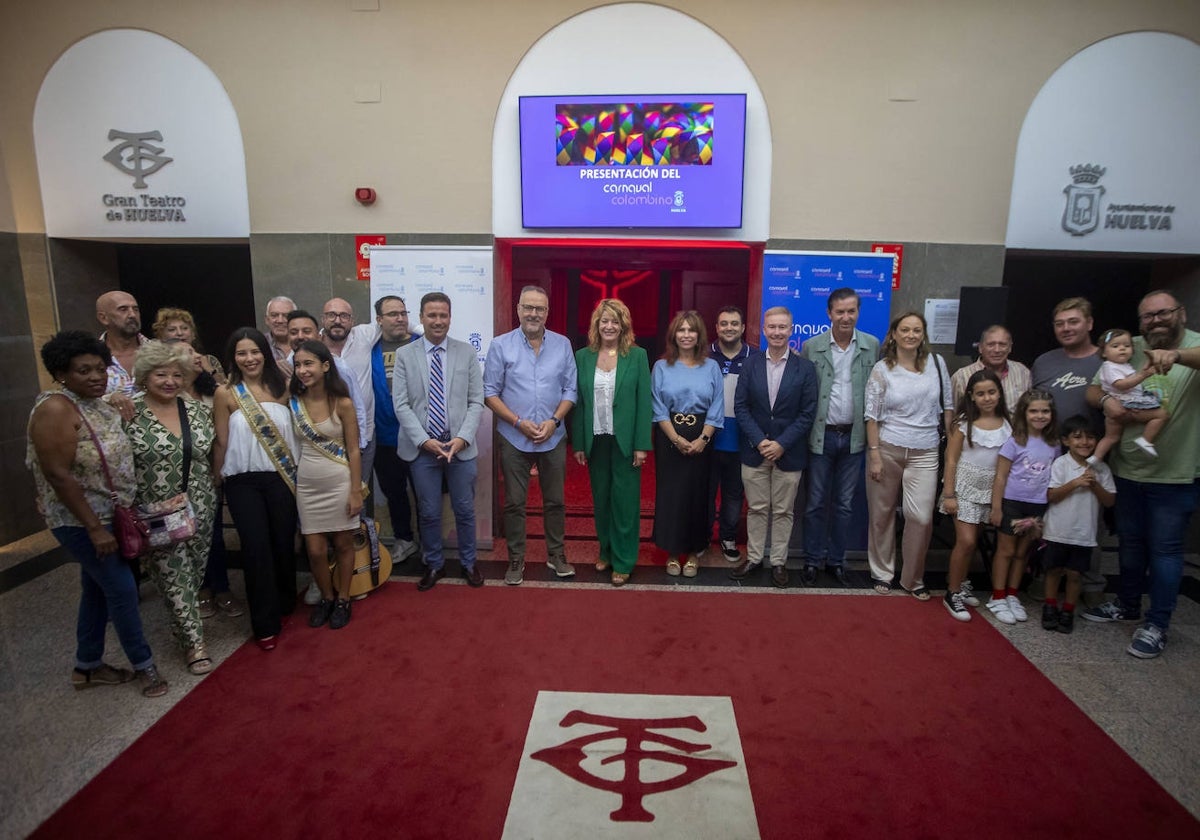 Foto de familia en la presentación del Carnaval Colombino 2025