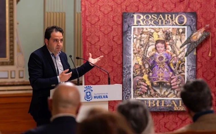 Imagen principal - Presentando el cartel del Rosario Rociero Jubilar, el forillo de la comparsa de Isla Cristina 'Lo que me salga de la pluma' y el cartel del Carnaval Colombino 2025