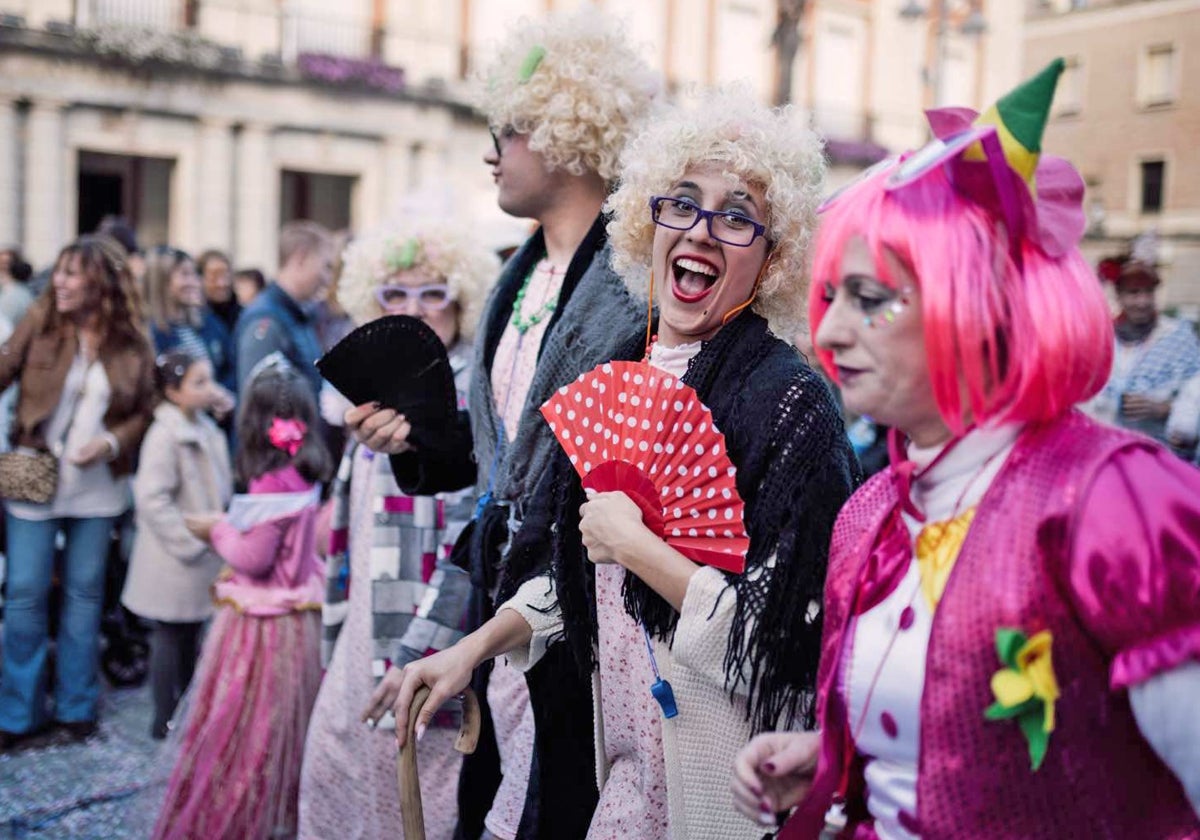 El desfile carnavalero a su paso por el Ayuntamiento