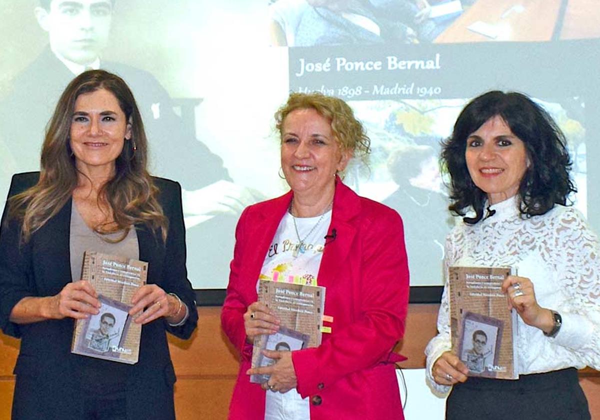 La autora, entre Joaquina Castillo y Mari Paz Díaz