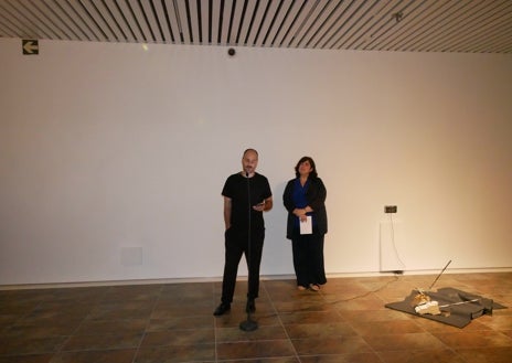 Imagen secundaria 1 - Diferentes momentos de la inauguración de la exposición. Arriba, dos espectadores contemplan una de las esculturas. Abajo, el autor con la diputada Yolanda Rubio.