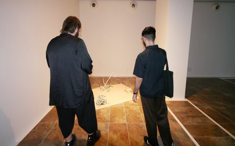 Imagen principal - Diferentes momentos de la inauguración de la exposición. Arriba, dos espectadores contemplan una de las esculturas. Abajo, el autor con la diputada Yolanda Rubio.