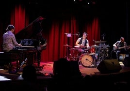 Javi Ruibal Trío invita a un viaje musical por el mundo en Harina de otro Costal