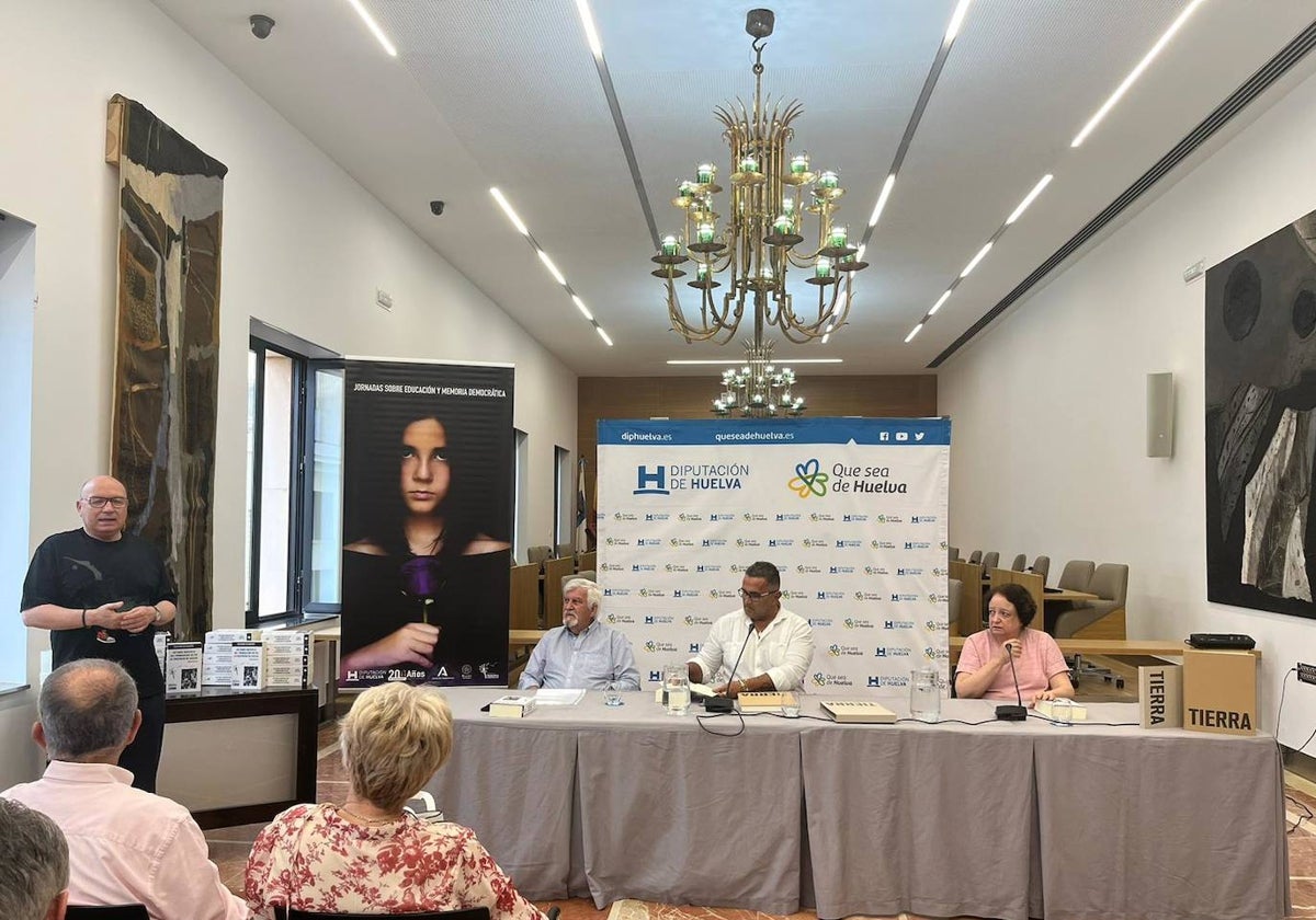 Fernando Pineda en la presentación de su libro en la Diputación de Huelva
