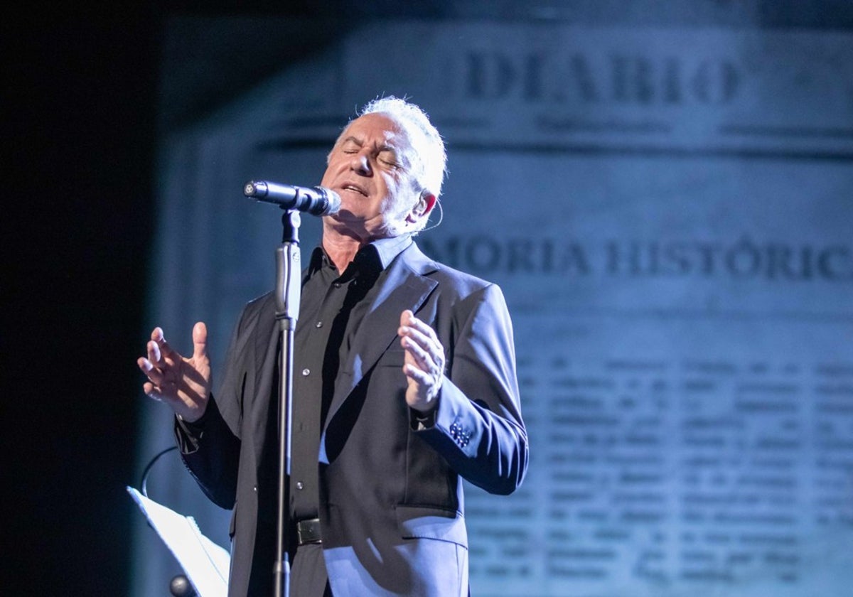 El asturiano Víctor Manuel durante un concierto