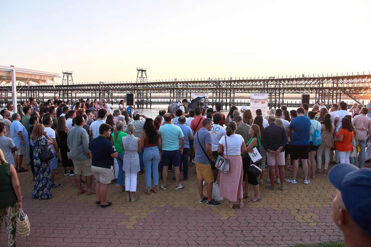 Andrés Romero exhibe su cuadra junto al Muelle del Tinto