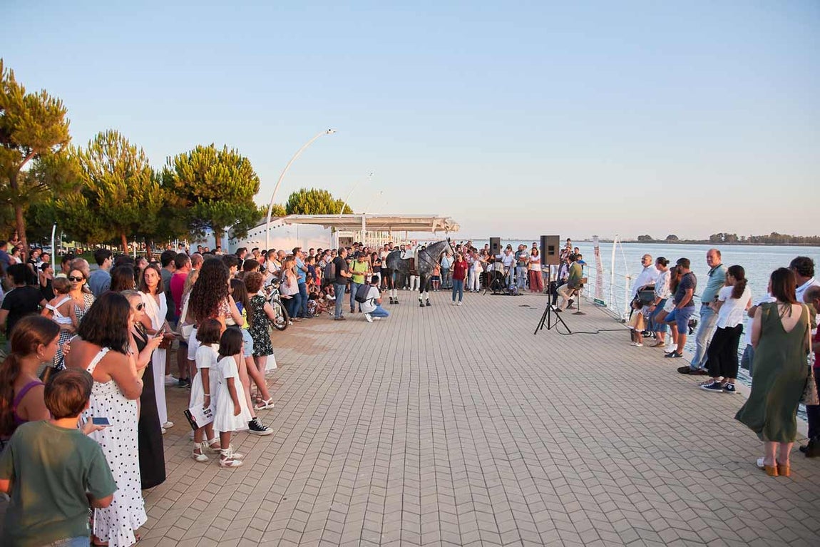 Andrés Romero exhibe su cuadra junto al Muelle del Tinto
