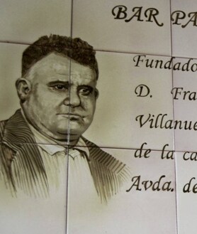Imagen secundaria 2 - Fachada del bar Paco Moreno, una ración de chocos y un azulejo que recuerda al fundador del establecimiento, Francisco Moreno Villanueva 