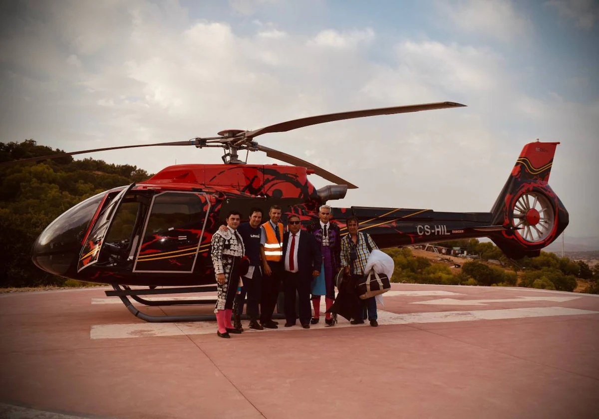 Andrés Romero y su cuadrilla, junto a un helicóptero
