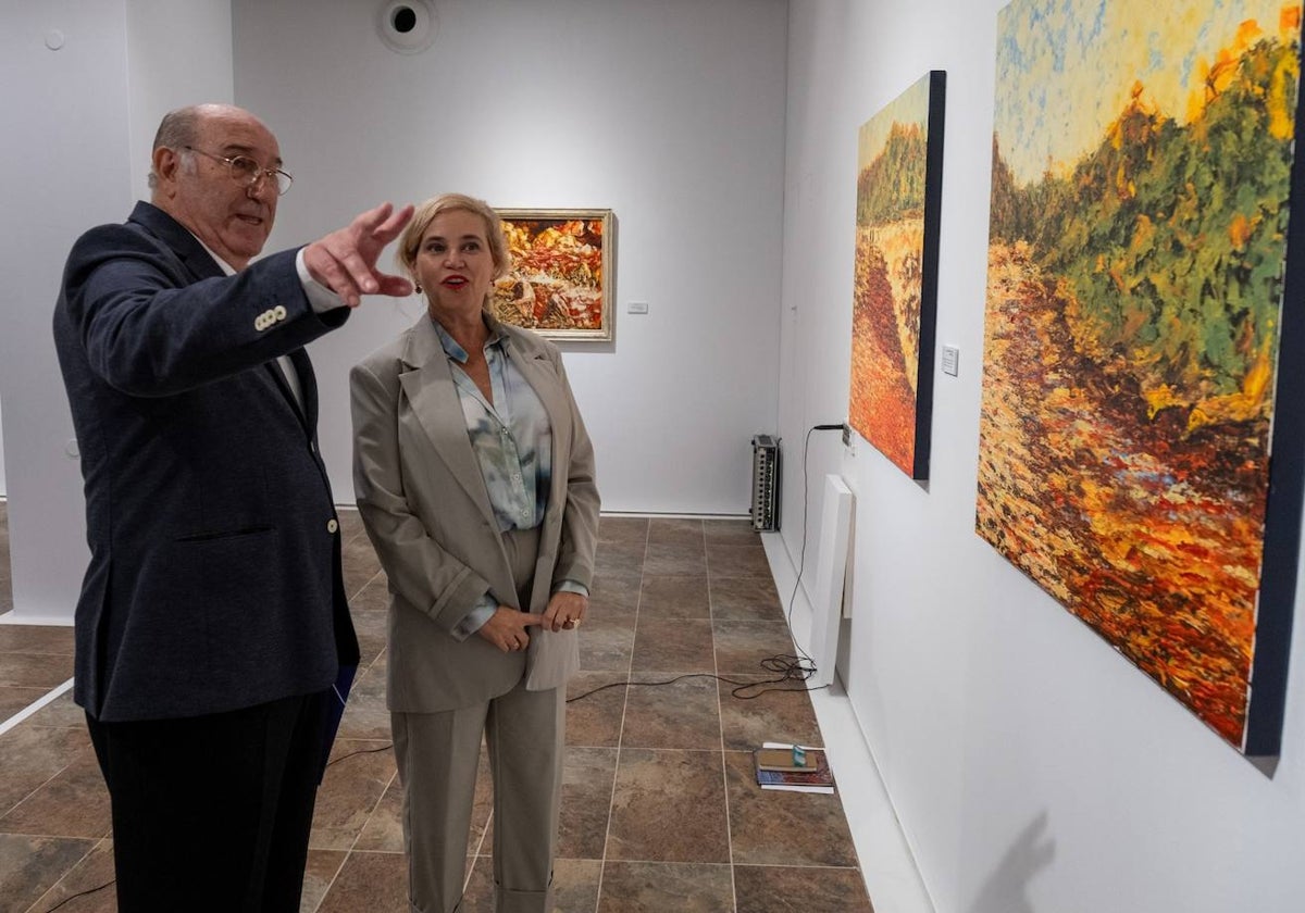 El artista Antonio Suárez Mato y la diputada de Cultura,Gracia Baquero