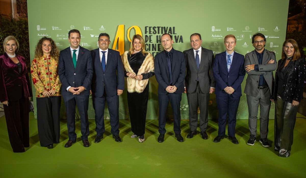 En la imagen, el director, Manuel H. Martín, acompañado de los representantes de las instituciones involucradas en el certamen