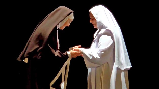 A la izquierda Gloria Sánchez en el papel de madre superiora