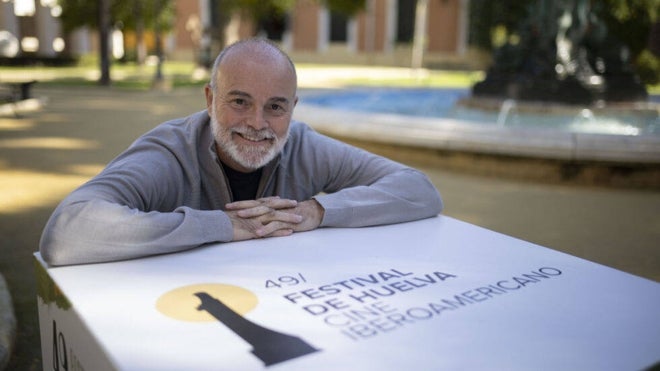 El director de cine Arturo Menor en los jardines de la Casa Colón