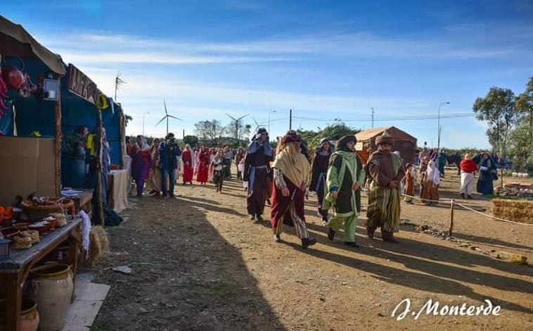 Imagen principal - Algunos instantes de la recreación en pasadas ediciones y vista aérea del parque acondicionado para que la misma se desarrolle este año, cuando celebra su décima edición