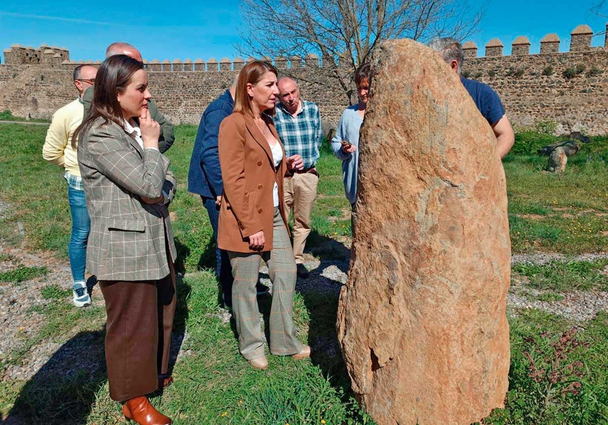 La delegada de la Junta  Teresa Herrera, durante su visita en marzo de 2023 a los trabajos en el castillo