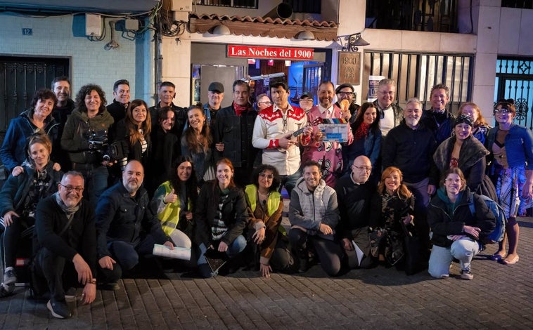 Imagen principal - La gran familia que compuso el equipo de rodaje
