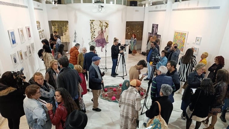 La inauguración de la exposición 'Bajo un mismo latido' en la Casa Colón