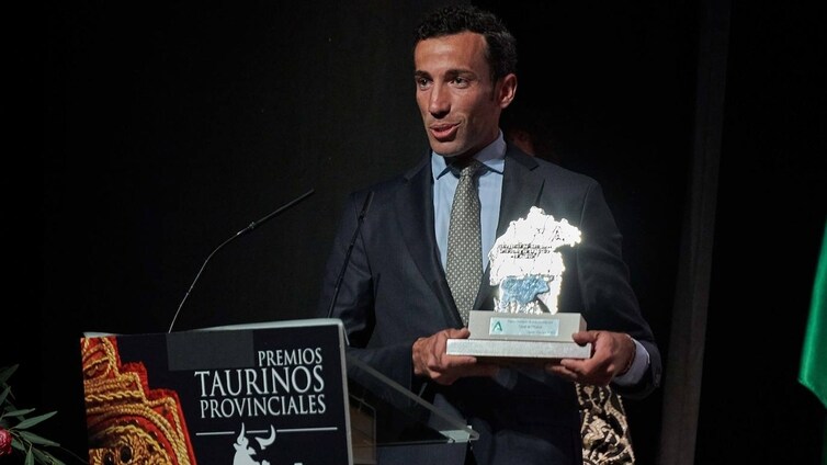 David de Miranda recibe el premio de la Junta como 'Triunfador de la Temporada 2023 en Huelva'