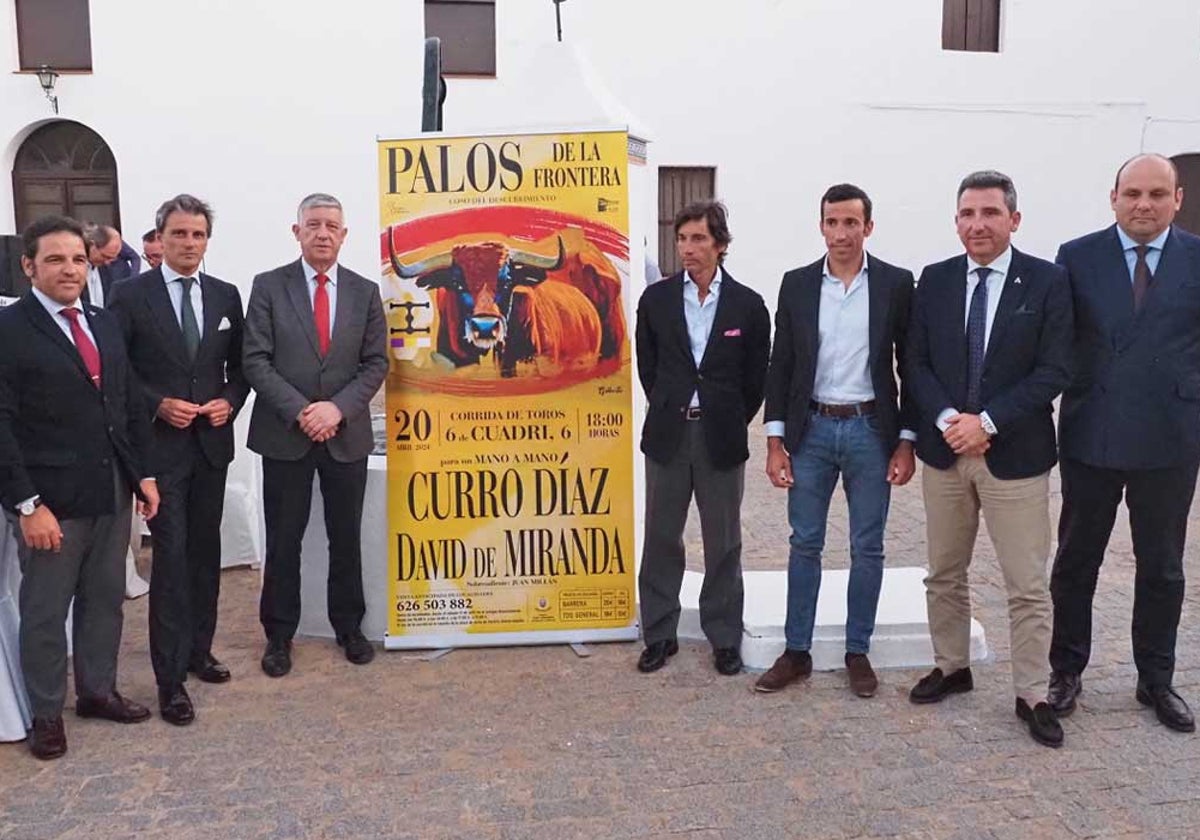 Toreros y autoridades en la presentación del cartel