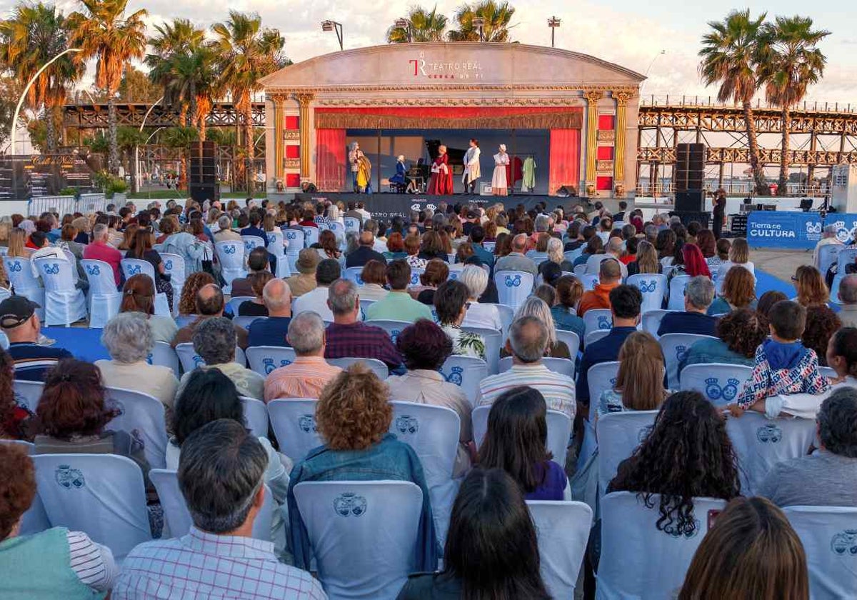 El público asiste a la representación junto al Muelle del Tinto