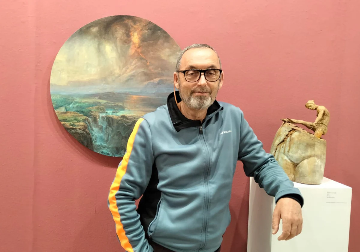 Antonio Belmonte, junto a obras de su exposición 'Camino de perfección'