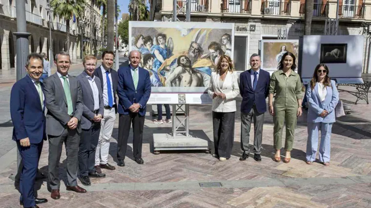 Las autoridades presentes en la inauguración junto a una reproducción de 'La Trinidad', de El Greco