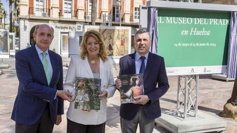 La alcaldesa, junto a Ramón Castresana y Andrés Úbeda, con dos publicaciones del Museo del Prado