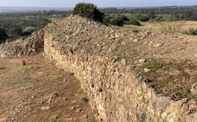 Imagen principal - Diferentes espacios del yacimiento arqueológico de Tejada la Vieja, como su muralla y el posible santuario