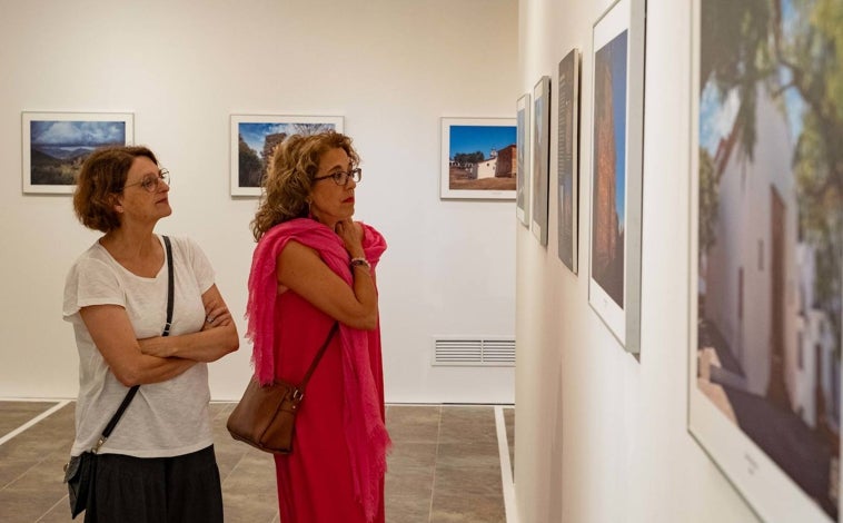 Imagen principal - 'Ermitas de repoblación en la Sierra de Huelva': fotografías que ponen en valor el patrimonio provincial