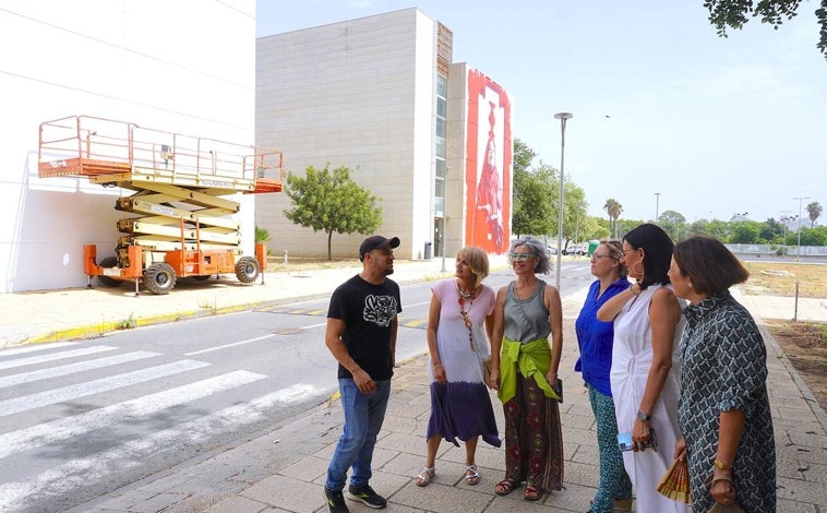 Imagen principal - Anomalisa, la impactante nueva obra de Manomatic en la Universidad de Huelva