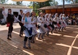 El Festival de Danzas de Villablanca multiplica sus escenarios y llega al Muelle de las Carabelas