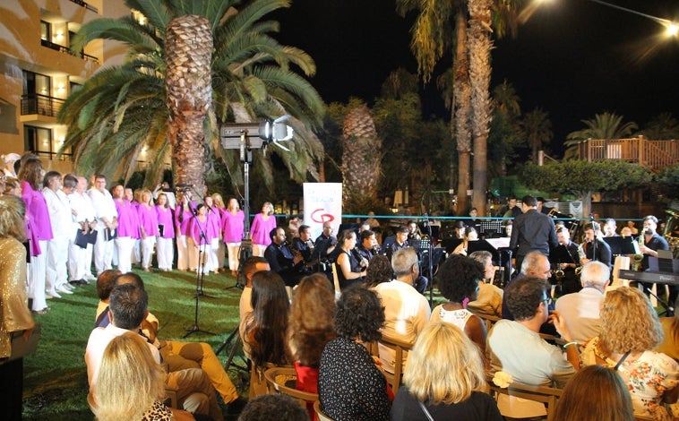Imagen principal - 'Solos en la noche', mejor largo del Festival de Islantilla