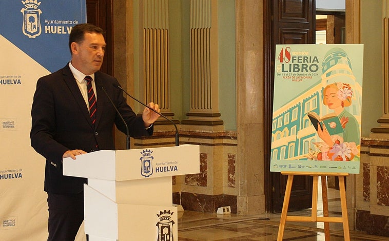 Imagen principal - Alberto santana (Puerto de Huelva), Manuel Cayuela (Diputación de Huelva) y Antonio Gemio (FOE), en la presentaciónd e la Feria del Libro