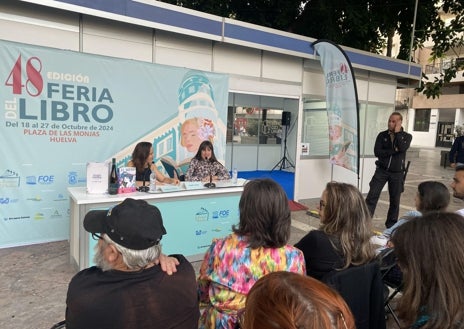 Imagen secundaria 1 - Momentos de la presentación esta tarde en la plaza de las Monjas