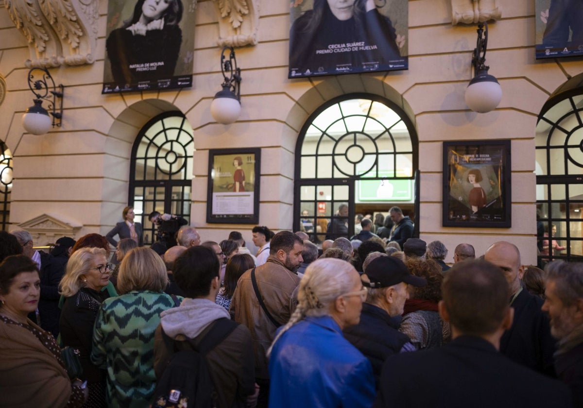 Cola para entrar a ver una de las películas en el Gran Teatro de Huelva en la pasada edición del Festival