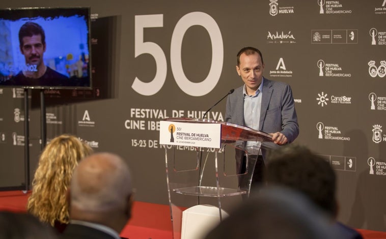 Imagen principal - Manuel H. Martín, director del festival; la alcaldesa de Huelva, Pilar Miranda; y José Manuel Correa, delegado de la Junta en Huelva