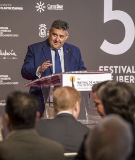 Imagen secundaria 2 - Manuel H. Martín, director del festival; la alcaldesa de Huelva, Pilar Miranda; y José Manuel Correa, delegado de la Junta en Huelva