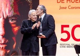 Gesto cariñoso de José Coronado a José Luis Ruiz, que le entregó el Premio 'Ciudad de Huelva'