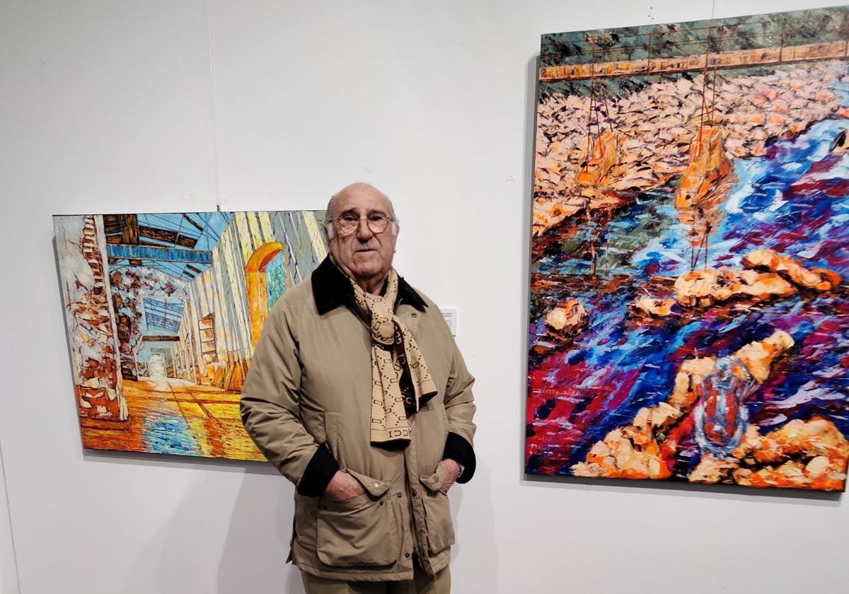 Antonio Suárez Mato, junto a dos de sus obras