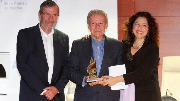 Vázquez Medel, con Rafael Terán y Paloma Contreras tras recibir el Premio Ángel Serradilla