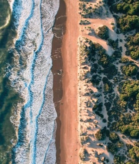 Imagen secundaria 2 - Juanma Brioso lleva sus impresionantes fotografías aéreas de playas al ciclo &#039;DoceMásUno en el UNO&#039;