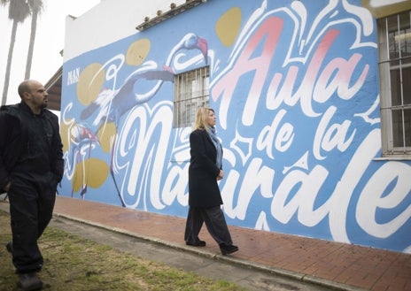 Imagen secundaria 1 - Manomatic, la alcaldesa de Huelva y la concejal de Juventud visitan el mural del artista onubense en el Aula de la Naturaleza