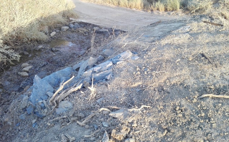 Imagen principal - Restos de una construcción en la finca y fragmentos cerámicos