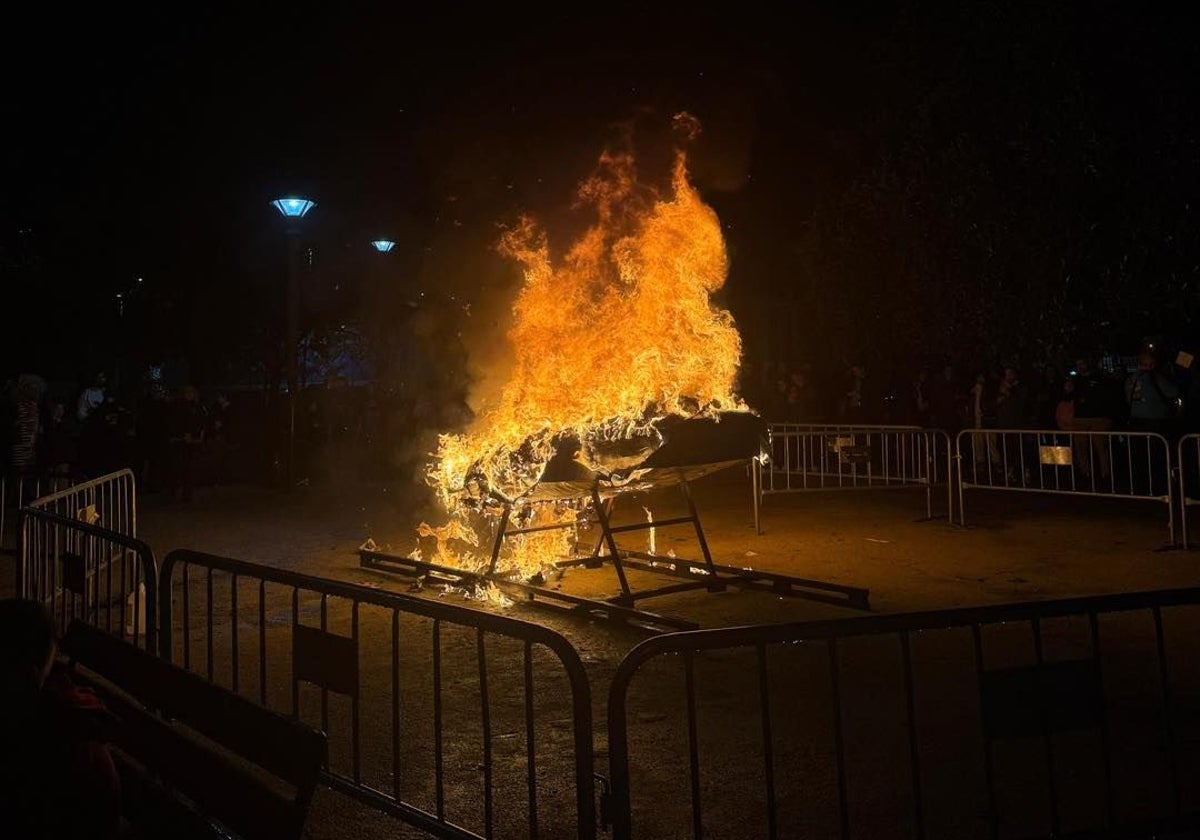 El Choco del carnaval onubense, envuelto en llamas